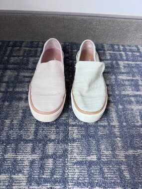 TOMS Sz 7 Woman’s Slip-On Canvas Linen Platform Shoes